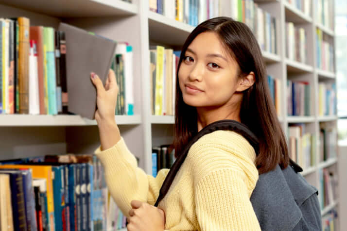 図書館にいる女性