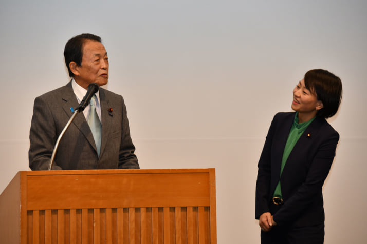 鈴木貴子、麻生太郎
