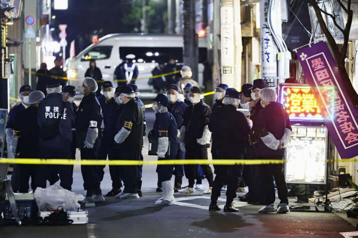 現場を調べる捜査員