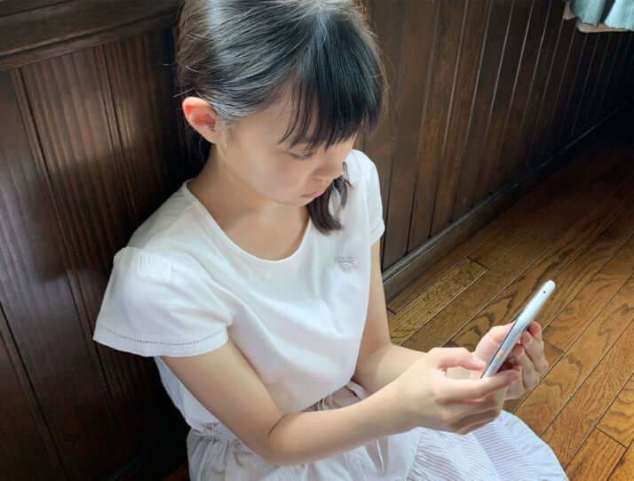 スマホを見る子どもイメージ