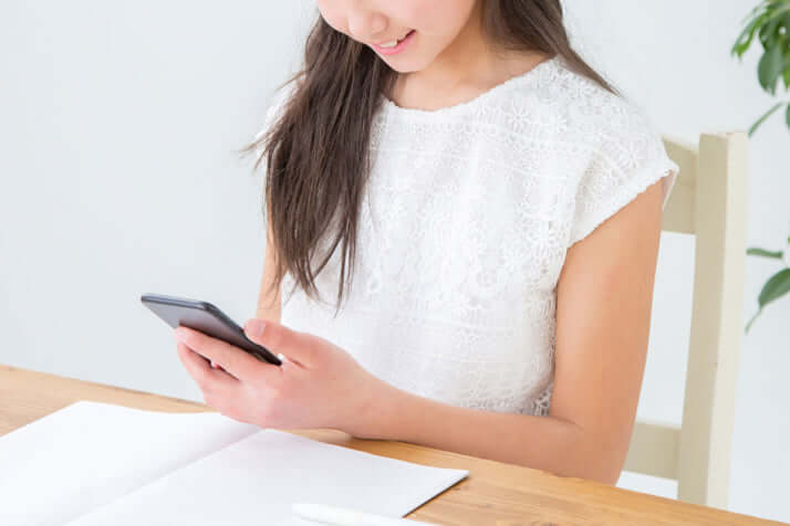 スマホを見る子どもイメージ