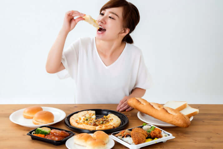 暴飲暴食する女性