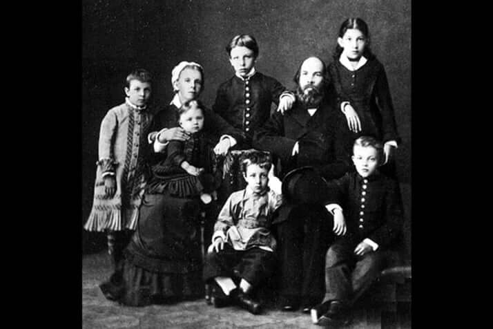 ウリヤ―ノフ家（右下がレーニン）