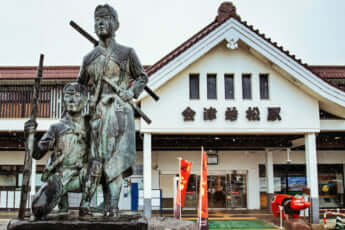 会津若松駅と白虎隊士の像