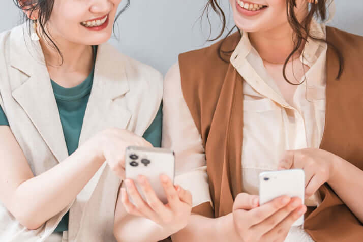 スマホを使う女性イメージ