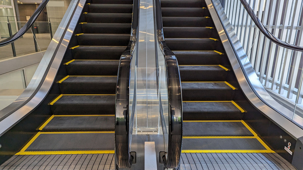 「そういえば右側を歩く人が減ったような…」　エスカレーターの謎マナー「片側空け」が最近改善されてきた？　福岡では強めな“啓発アナウンス”も | デイリー新潮