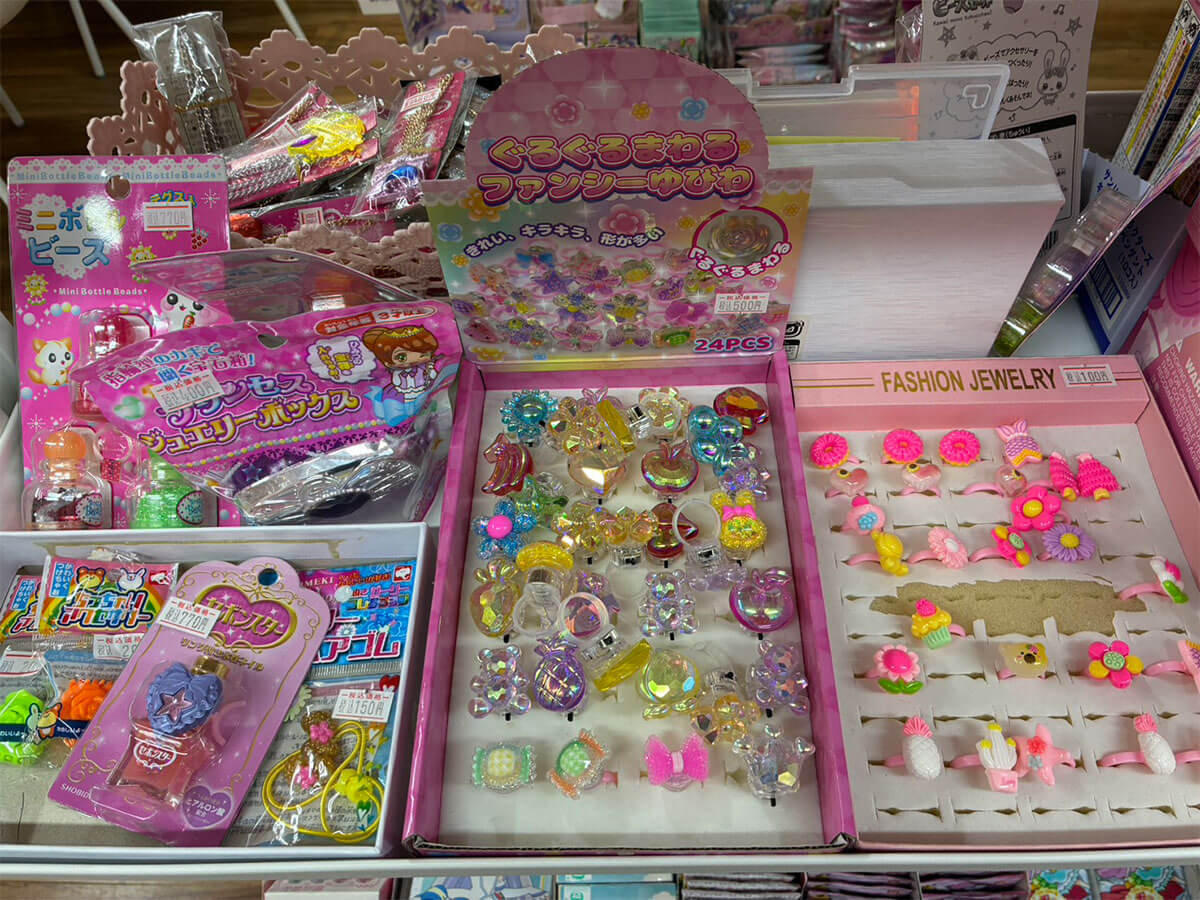 高校生が小学生の頃に遊んだグッズを買っていくんですよ」 流行語