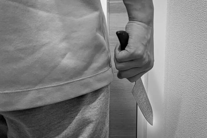 ナイフを持つ人イメージ