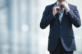 身だしなみを整える男性