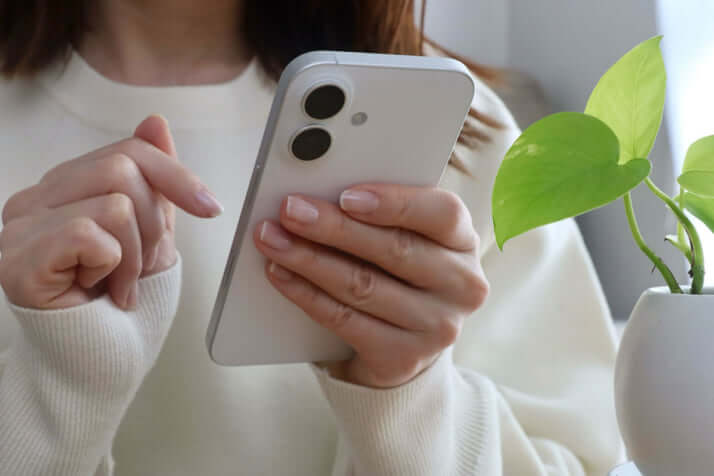 スマホを持つ女性イメージ