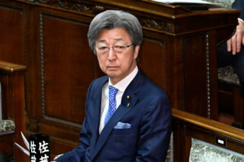 石井準一