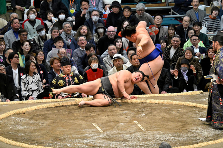 26年10号グラビア 照ノ富士_1