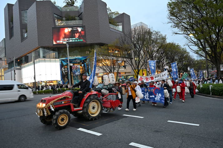 26年13号グラビア 百姓一揆_1