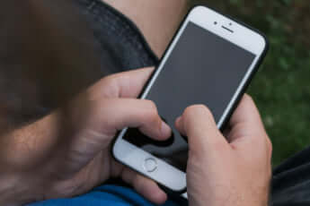 スマホを持つ男性イメージ