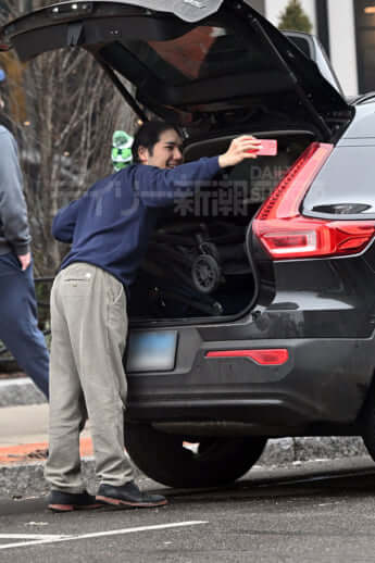 26年15号グラビア 小室夫妻_6