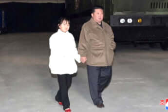 金正恩（右）と娘・ジュエ