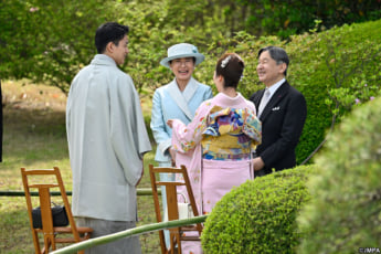 26年16号グラビア 園遊会_1