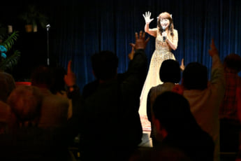 26年16号グラビア アグネス・チャン_1