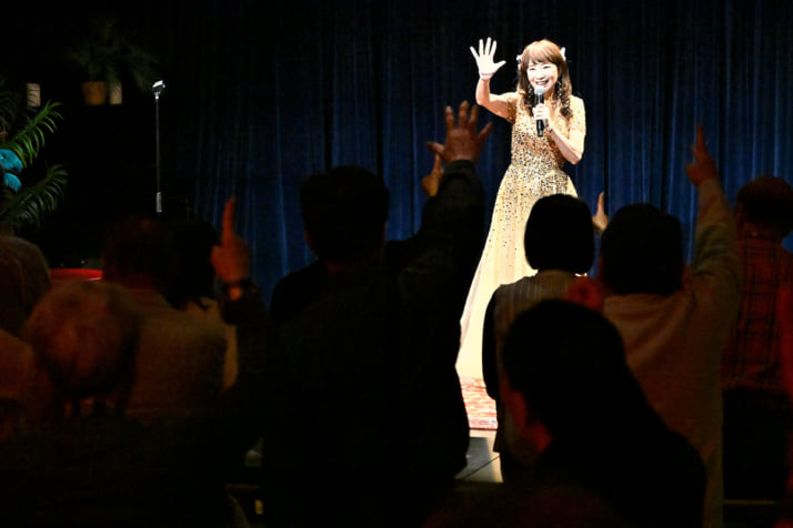 26年16号グラビア アグネス・チャン_1