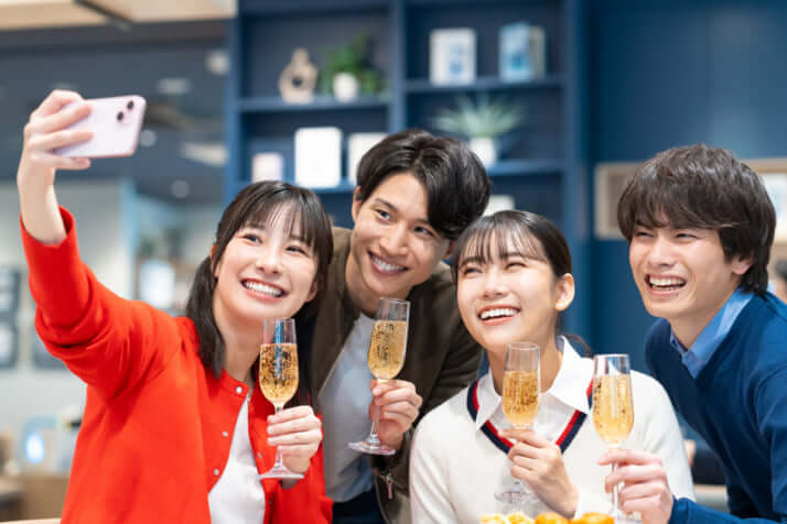 スマホで自撮りするグループ