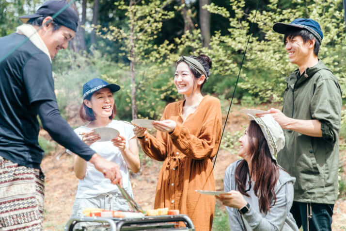 食事するグループ