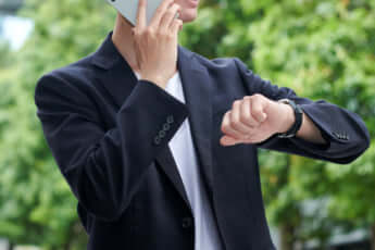 待ち合わせする男性