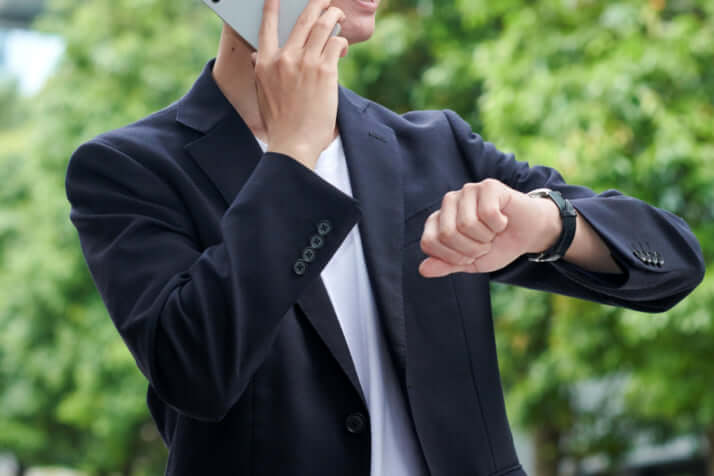 待ち合わせする男性