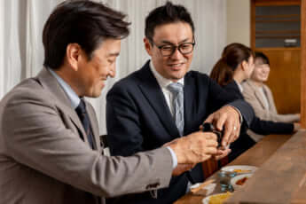 会話する男性二人