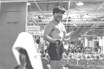 26年18号グラビア 鈴木光司_3