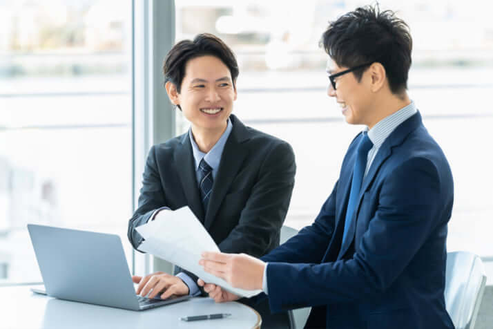 後輩に優しく接する先輩