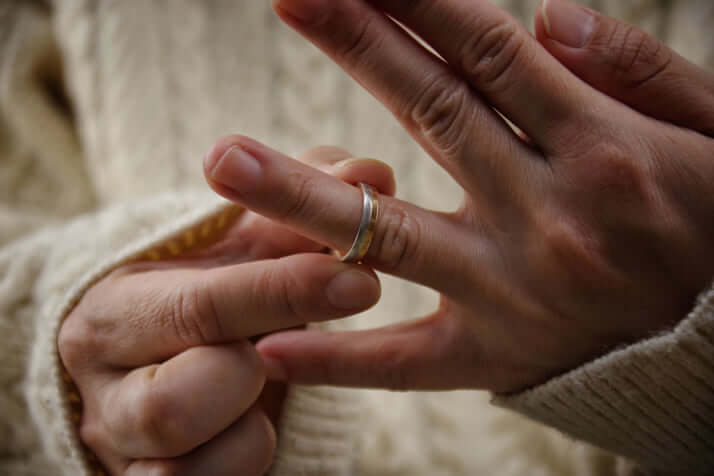 結婚指輪を外す女性イメージ
