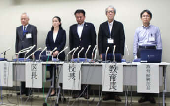 滝野川第三小の高草木政浩校長ら