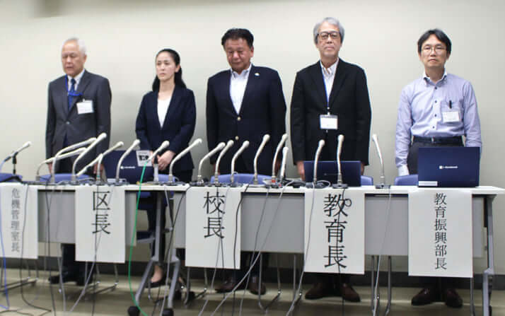 滝野川第三小の高草木政浩校長ら