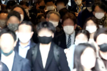 コロナ禍でマスクをする日本人たち