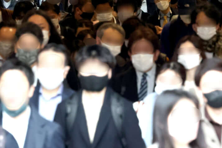 コロナ禍でマスクをする日本人たち