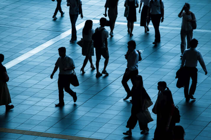 コロナ禍でマスクをする日本人たち