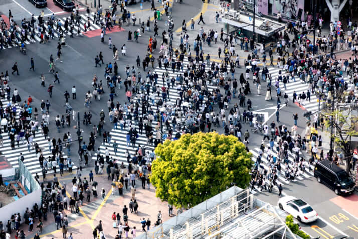 コロナ禍でマスクをする日本人たち