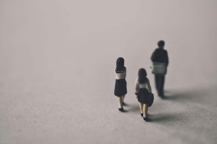 男女学生イメージ