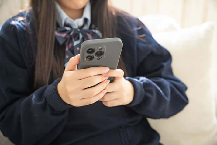 スマホを持つ女子高生