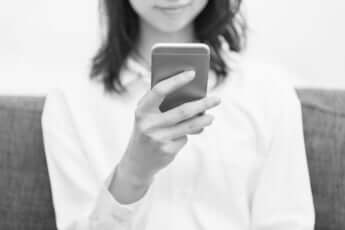 スマホを持つ女性イメージ