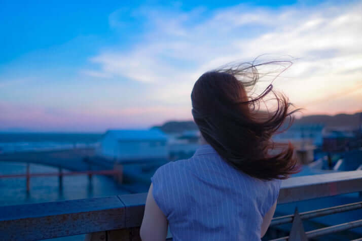 後ろ姿の女性イメージ