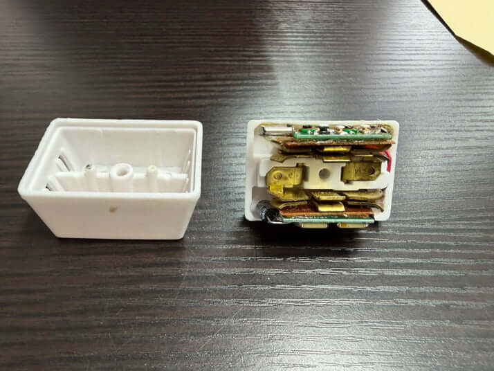 盗聴器が仕込まれたコンセント