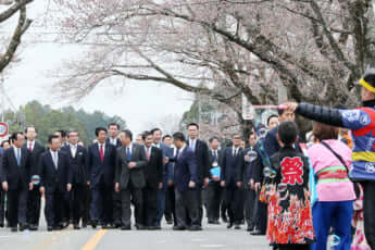 安倍晋三元首相が福島県富岡町を訪問
