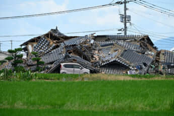 崩れ落ちた家屋