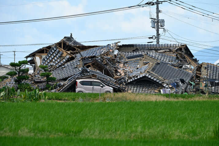 崩れ落ちた家屋