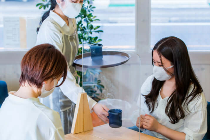 コロナ禍でのマスク生活の人々