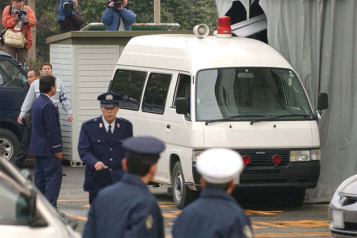 被告を乗せたとみられる車
