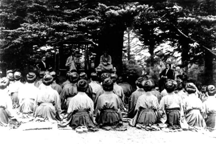 学生を前に瞑想指導を行うタゴール