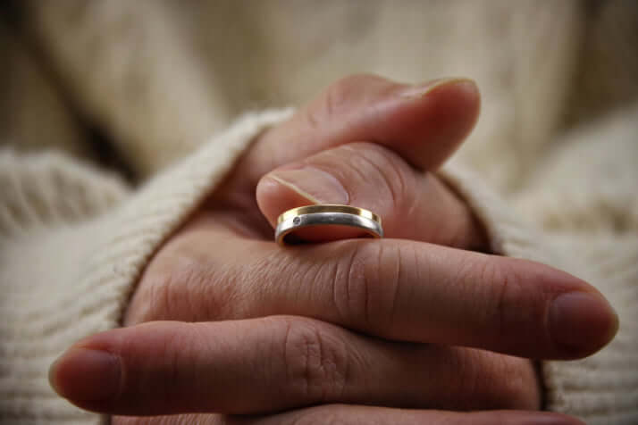 結婚指輪を持つ女性イメージ