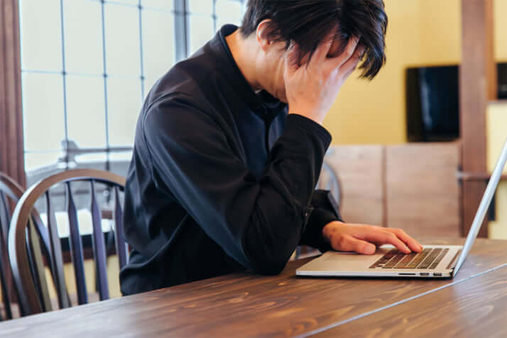 頭を抱える男性イメージ